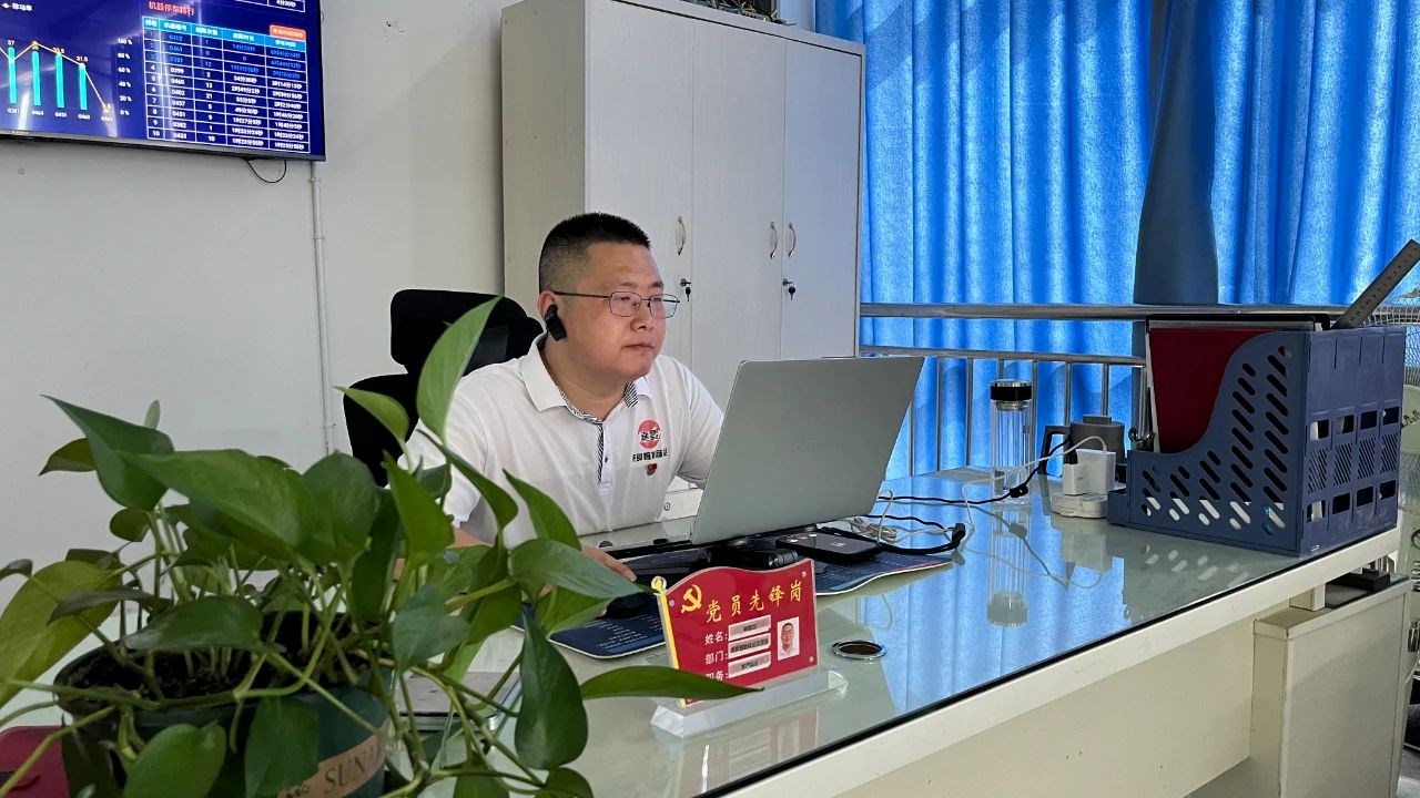 凯时尊龙圣地孕育纬编工匠，，创新劳务助力人才振兴！！！！记凯时尊龙智能科技集团“凯时尊龙袜业工匠”劳务品牌代言人林国龙